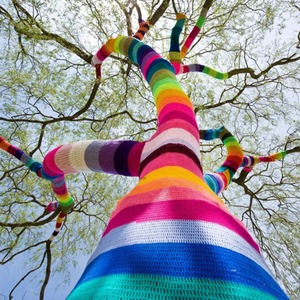 Le yarn bombing : un nouvel art urbain qui tricote notre école@Maitresse Lô